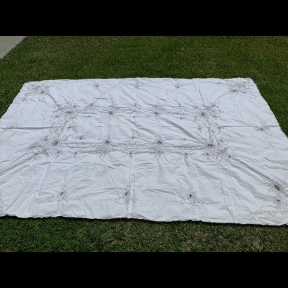 Table Cloths - Picture 1 of 8